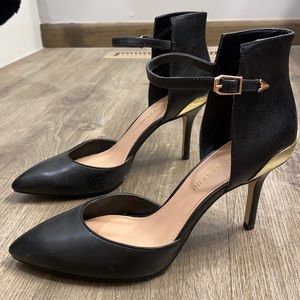 Enzo Angiolini pump with gold details